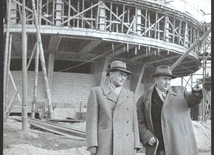 Plac budowy odwiedzili Jerzy Ziętek i Aleksander Zawadzki. Fotografie przechowywane są w zasobach Archiwum Państwowego w Katowicach. 