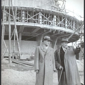 Plac budowy odwiedzili Jerzy Ziętek i Aleksander Zawadzki. Fotografie przechowywane są w zasobach Archiwum Państwowego w Katowicach. 