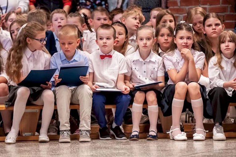 Za dwa miesiące uczniowie, ponownie ubrani na galowo, rozpoczną naukę, teraz jednak planują odpoczywać i w codzienności wykorzystywać zdobytą wiedzę.