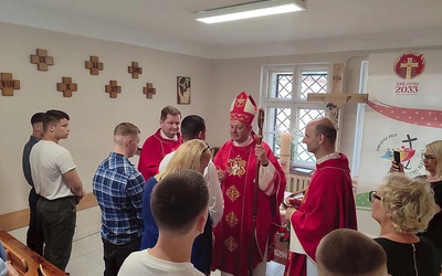 Sakrament w zakratowanej kaplicy – to pokazuje, że Jezus dociera nawet tam.