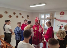 Sakrament w zakratowanej kaplicy – to pokazuje, że Jezus dociera nawet tam.