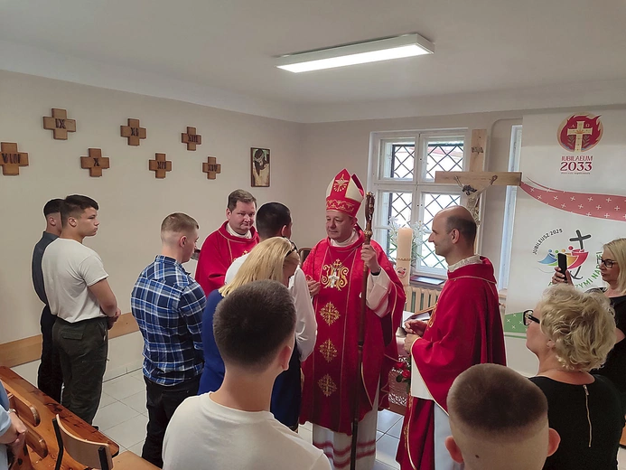 Sakrament w zakratowanej kaplicy – to pokazuje, że Jezus dociera nawet tam.