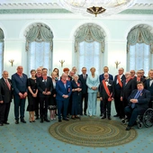 Prezydent wraz z odznaczonymi. Pierwszy od lewej  – ks. prof. Tyrała, czwarty od prawej, w drugim rzędzie – ks. Stryczek,  piąty – prof. Szlachta.