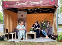 Wiersze czytali nie tylko zaproszeni goście,  ale i słuchacze, którzy odważyli się przybliżyć swoje ulubione dzieła.