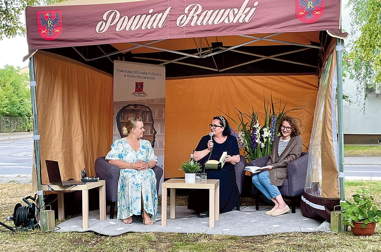 Wiersze czytali nie tylko zaproszeni goście,  ale i słuchacze, którzy odważyli się przybliżyć swoje ulubione dzieła.
