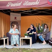 Wiersze czytali nie tylko zaproszeni goście,  ale i słuchacze, którzy odważyli się przybliżyć swoje ulubione dzieła.