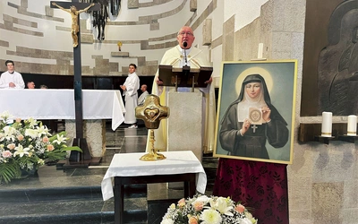 Szczątki świętej zgromadziły społeczność uczelni na modlitwie.