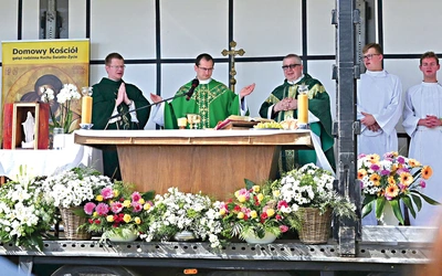  Najważniejszą częścią Dnia Wspólnoty  była Msza św., a przy polowym ołtarzu stanęła figurka Niepokalanej Matki Kościoła, peregrynująca wśród członków Domowego Kościoła.
