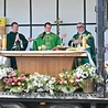  Najważniejszą częścią Dnia Wspólnoty  była Msza św., a przy polowym ołtarzu stanęła figurka Niepokalanej Matki Kościoła, peregrynująca wśród członków Domowego Kościoła.