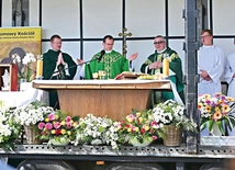  Najważniejszą częścią Dnia Wspólnoty  była Msza św., a przy polowym ołtarzu stanęła figurka Niepokalanej Matki Kościoła, peregrynująca wśród członków Domowego Kościoła.