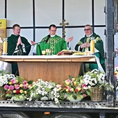  Najważniejszą częścią Dnia Wspólnoty  była Msza św., a przy polowym ołtarzu stanęła figurka Niepokalanej Matki Kościoła, peregrynująca wśród członków Domowego Kościoła.