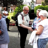 Przywitania z biskupem Andrzejem Czają na placu kościelnym w Szczedrzyku 