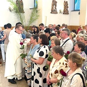 Wierni  ucałowali relikwie świętej.