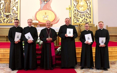 Pierwsze  placówki neoprezbiterów (od lewej): ks. Adrian Czajkowski  – parafia  pw. św. Zygmunta w Szydłowcu, ks. Radosław Rojek – parafia pw. św. Aleksego w Przedborzu, ks. Michał Łuszczyna  – parafia pw. św. Bartłomieja w Brzózie, ks. Konrad Dębicki  – parafia  pw. św. Wojciecha w Kowali, ks. Kamil Stachuczy  – parafia  pw. Chrystusa Króla w Radomiu.