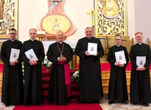 Pierwsze  placówki neoprezbiterów (od lewej): ks. Adrian Czajkowski  – parafia  pw. św. Zygmunta w Szydłowcu, ks. Radosław Rojek – parafia pw. św. Aleksego w Przedborzu, ks. Michał Łuszczyna  – parafia pw. św. Bartłomieja w Brzózie, ks. Konrad Dębicki  – parafia  pw. św. Wojciecha w Kowali, ks. Kamil Stachuczy  – parafia  pw. Chrystusa Króla w Radomiu.