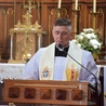 Proboszcz ks. M. Krycia w czasie czytania Ewangelii.