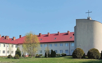 Klasztor, leżący niedaleko Mińska Mazowieckiego, jest jedynym kontemplacyjnym w diecezji warszawsko-praskiej. Siostry przyjmują intencje do modlitwy, zgłoszenia na indywidualne rekolekcje czy prośby o pomoc w rozeznaniu powołania. Kontakt mailowy: karmel.noo@op.pl lub telefoniczny – 605 600 097. Od 13 do 16 lipca o 18.00  zapraszają na otwarte rekolekcje.