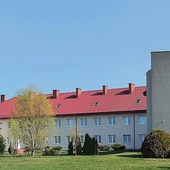 Klasztor, leżący niedaleko Mińska Mazowieckiego, jest jedynym kontemplacyjnym w diecezji warszawsko-praskiej. Siostry przyjmują intencje do modlitwy, zgłoszenia na indywidualne rekolekcje czy prośby o pomoc w rozeznaniu powołania. Kontakt mailowy: karmel.noo@op.pl lub telefoniczny – 605 600 097. Od 13 do 16 lipca o 18.00  zapraszają na otwarte rekolekcje.