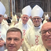 Świdniccy biskupi  wraz z ks. Wiesławem Rusinem  i ks. Krzysztofem Orą.