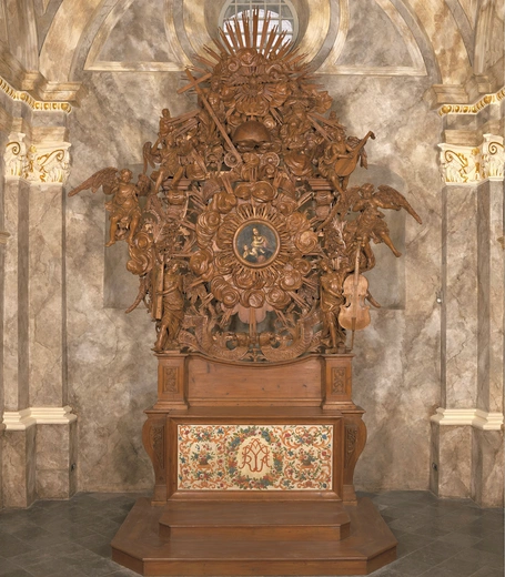 Ołtarz z ok. 1725 r. to najokazalszy zabytek w kaplicy Świętego Michała w zamku Pieskowa Skała – oddziale Zamku Królewskiego na Wawelu.