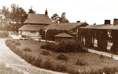 Kaplica, jeden z pierwszych budynków dzieła, i dom św. Franciszka w latach 30. XX w. 