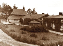 Kaplica, jeden z pierwszych budynków dzieła, i dom św. Franciszka w latach 30. XX w. 
