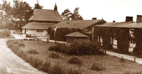 Kaplica, jeden z pierwszych budynków dzieła, i dom św. Franciszka w latach 30. XX w. 