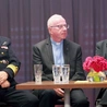 Ks. kmdr Bogusław Wrona i o. Ryszard Wajda (z prawej). W środku ks. Jan Panek, proboszcz z Olesna.