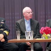Ks. kmdr Bogusław Wrona i o. Ryszard Wajda (z prawej). W środku ks. Jan Panek, proboszcz z Olesna.