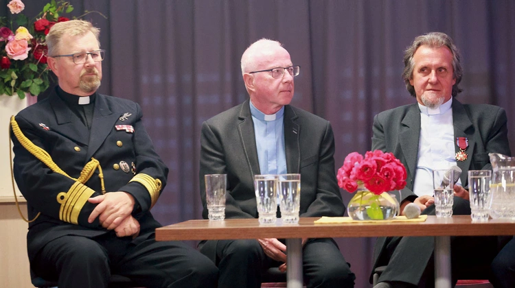 Ks. kmdr Bogusław Wrona i o. Ryszard Wajda (z prawej). W środku ks. Jan Panek, proboszcz z Olesna.