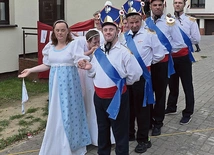 Jak co roku na Dzień Rodziny uczestnicy przygotowali występy artystyczne. Był nawet polonez, oczywiście w strojach uszytych w jednej z pracowni tematycznych – pracowni krawiecko-artystycznej. 