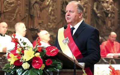 Radny miejski Sławomir Śmigielski czyta słowo Boże podczas Mszy św.
