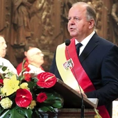 Radny miejski Sławomir Śmigielski czyta słowo Boże podczas Mszy św.