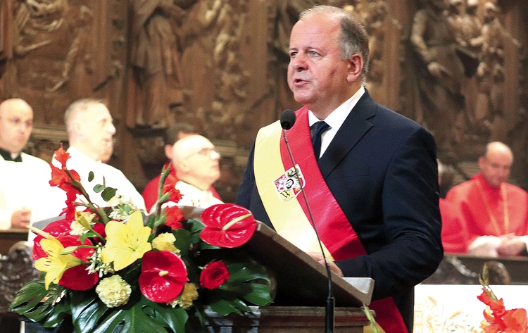 Radny miejski Sławomir Śmigielski czyta słowo Boże podczas Mszy św.