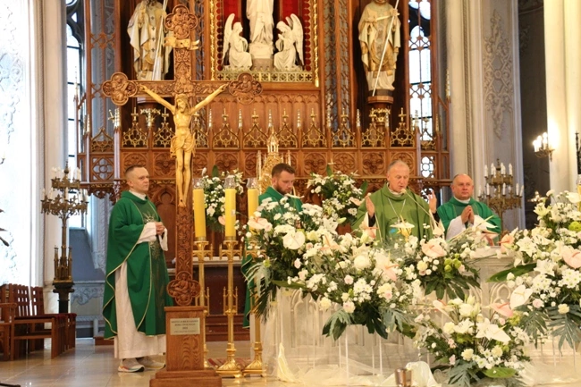 Mszę św. celebrowali (od lewej) ks. Krzysztof Bochniak, ks. Paweł Męcina, bp Marek Solarczyk i ks. Mirosław Kszczot.