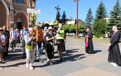 Pątnicy wyruszyli po Mszy św., której w katedrze przewodniczył bp Marek Solarczyk.