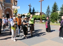 Pątnicy wyruszyli po Mszy św., której w katedrze przewodniczył bp Marek Solarczyk.