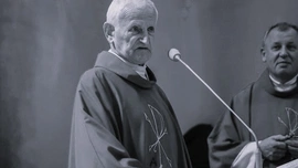 Ks. Stefan Sut, gdy tylko stan zdrowia na to pozwalał, odwiedzał rodzinne strony. Spocznie na miejscowym cmentarzu w Domaniewicach.