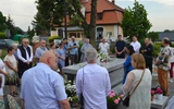 Brzezie. Modlitwa diakonów stałych przy grobie s. Dulcissimy