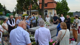 Brzezie. Modlitwa diakonów stałych przy grobie s. Dulcissimy