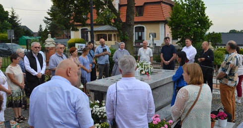 Brzezie. Modlitwa diakonów stałych przy grobie s. Dulcissimy