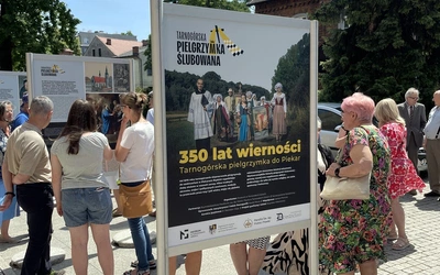 Wystawa plenerowa o ślubowanej pielgrzymce tarnogórskiej