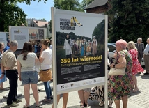 Wystawa plenerowa o ślubowanej pielgrzymce tarnogórskiej
