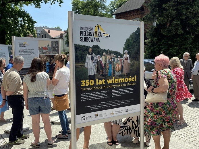 Wystawa plenerowa o ślubowanej pielgrzymce tarnogórskiej