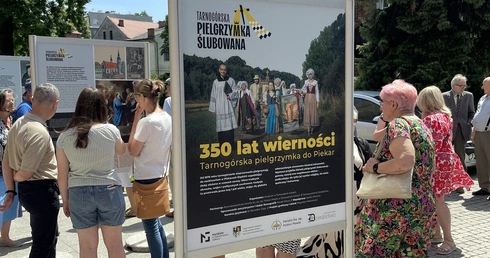 Wystawa plenerowa o ślubowanej pielgrzymce tarnogórskiej