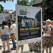 Wystawa plenerowa o ślubowanej pielgrzymce tarnogórskiej
