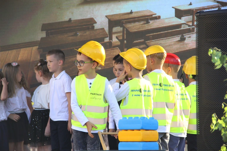 Odsłonięcie muralu z Prymasem Tysiąclecia w Łękach Górnych