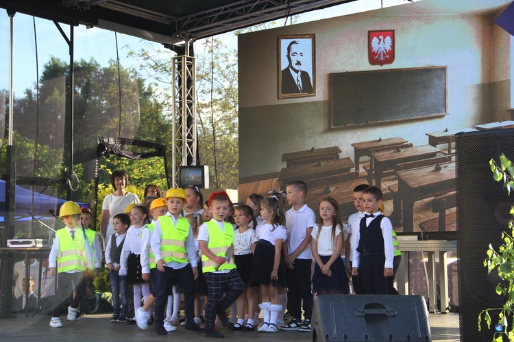 Odsłonięcie muralu z Prymasem Tysiąclecia w Łękach Górnych