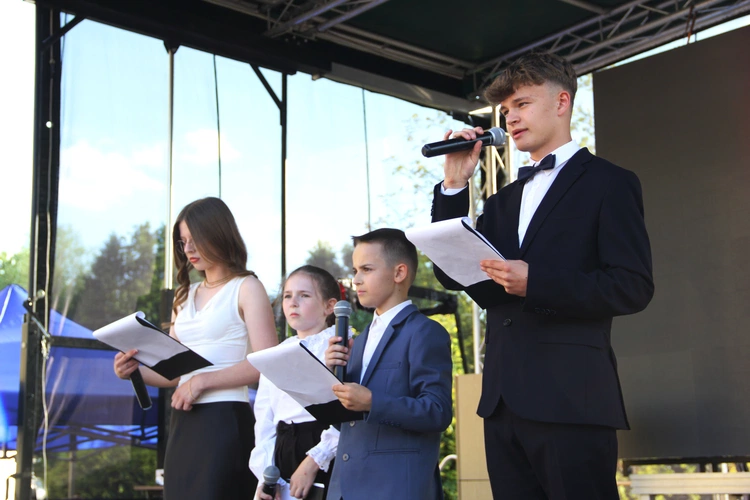 Odsłonięcie muralu z Prymasem Tysiąclecia w Łękach Górnych
