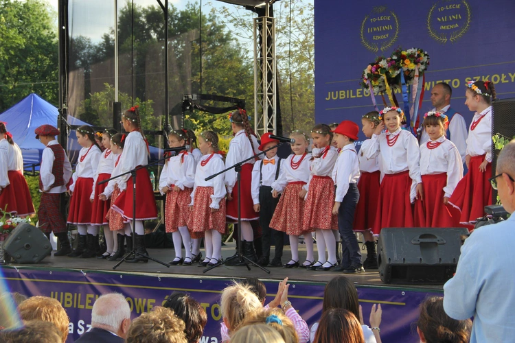 Odsłonięcie muralu z Prymasem Tysiąclecia w Łękach Górnych